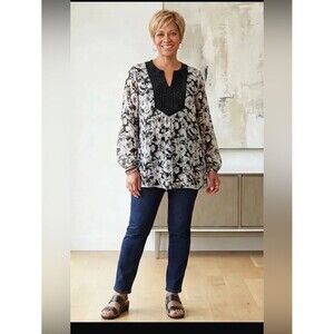 DG2 Silk Blouse Sz 1X Black & White Floral Print Beaded around Neckline Pintuck